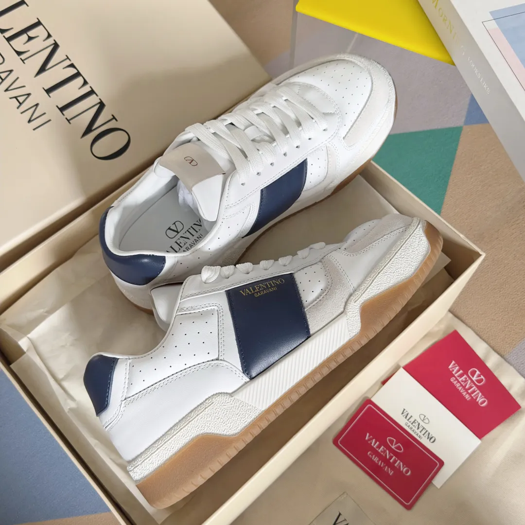 [Valentino] P: 800💰 Couple model, size: ▪️Size: Women's model 35-40 / Men's model 39-44 (45 customized) Valentino Valentino Couple model Joie de Jouer series Velcro Thick sole Bread shoes Couple model Casual sports shoes White shoes Original purchase and development Production Joie de Jouer series The style is simple but not out of style. The pure white base is paired with fresh green and soft beige, and the unique Velcro design highlights your personality. Every detail tells the fashion and quality. Wear it, take a confident step, and start the fashion journey. Exquisite packaging at the delivery counter🛍📦 ▪️Fabrics: Original custom imported first-layer cowhide ▪️Inner lining: Original custom-made soft sheepskin lining ▪️Outsole: Original open-molded anti-slip TPU material ▪️Sole thickness: 3.5CM